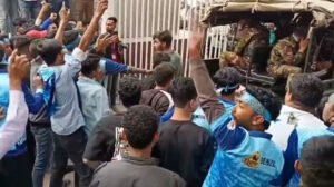 ‘বিক্ষুব্ধ’ দর্শকদের সঙ্গে আইনশৃঙ্খলা বাহিনীর ধাওয়া-পাল্টা ধাওয়া