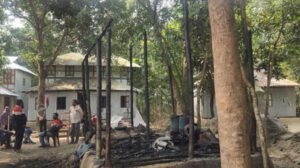 শরীয়তপুরে ১১ বাড়িতে ভাঙচুর-অগ্নিসংযোগ, ককটেল বিস্ফোরণ