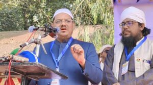 জামায়াতের আমির বে-পর্দা মেয়েদের পাশে বসিয়ে সেলফি তোলেন: চরমোনাই পীর