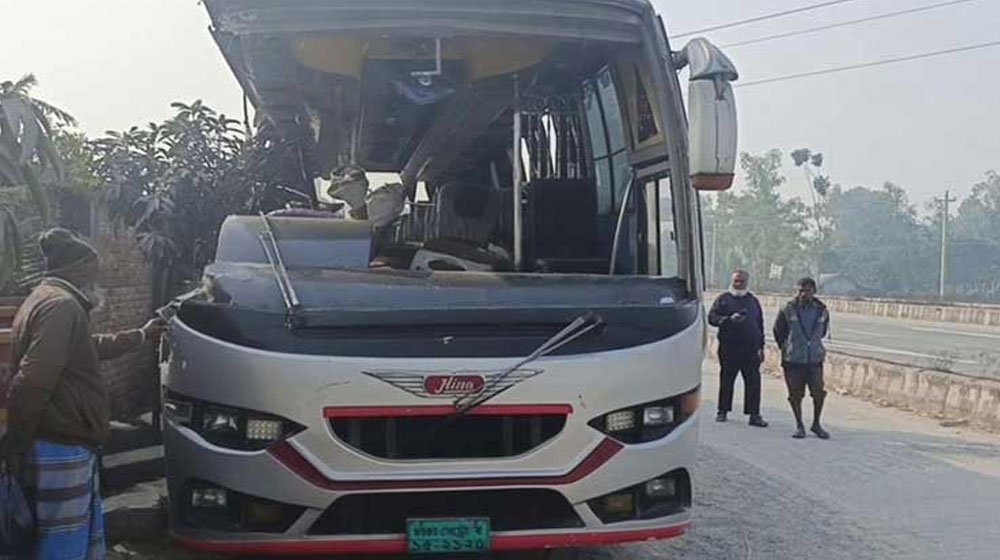 রংপুরে ট্রাক-বাস সংঘর্ষে তিনজনের মৃত্যু