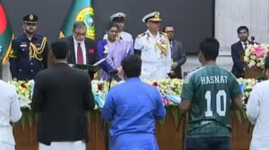 সেই ‘১০ নম্বর জার্সি’ পরেই শপথ নিলেন হাসনাত আবদুল্লাহ