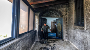 ফিলিস্তিনে মসজিদে ভাঙচুর ও আগুন দিল ইসরায়েলিরা