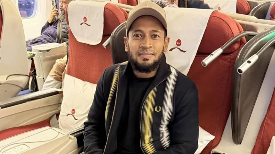 অনিশ্চয়তা কাটিয়ে ফিরছেন মুশফিক, জেদ্দা থেকে বিমানে উঠলেন নিরাপদে