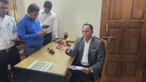 ভূমি প্রতিমন্ত্রী গেলেন ভূমি অফিসে, কর্মকর্তাদের না পেয়ে জানালেন ক্ষোভ