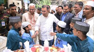 এতিমদের সঙ্গে ইফতার করে তাদের খোঁজখবর নিলেন প্রধানমন্ত্রী