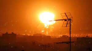 ইরানের তেল স্থাপনায় হামলা, আগুনে রক্তাভ তেহরান