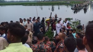 জামালপুরে ব্রিজ ভেঙে নদে শতাধিক মানুষ, প্রাণ গেল ৪ শিশুর
