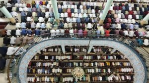 ধর্মীয় ভাবগাম্ভীর্য ও উৎসবমুখর পরিবেশে দেশজুড়ে পবিত্র ঈদুল ফিতর উদযাপন