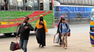 ঈদের ছুটি: ঢাকায় ফেরার তাড়া শুরু, অনেকে আজকে যাচ্ছেন গ্রামে