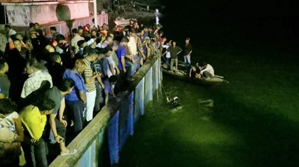 ডুবে যাওয়া বাস থেকে ২ নারীর মরদেহ উদ্ধার