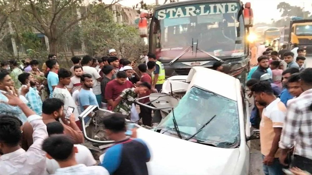 কুমিল্লায় স্টার লাইন বাসের ধাক্কায় একই পরিবারের চারজনসহ নিহত ৫