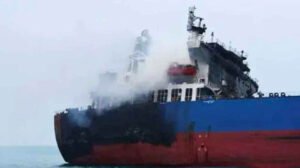 কুয়েতের তেলবাহী জাহাজে ইরানি হামলা, সাগরে তেল ছড়িয়ে পড়ার শঙ্কা