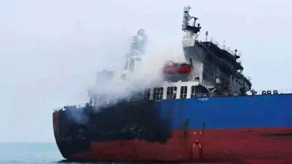 কুয়েতের তেলবাহী জাহাজে ইরানি হামলা, সাগরে তেল ছড়িয়ে পড়ার শঙ্কা