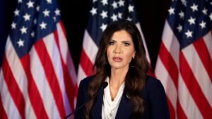 বিতর্কের মুখে ক্রিস্টি নোয়েমকে বরখাস্ত করলেন ট্রাম্প