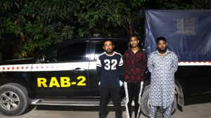 মোহাম্মদপুরের জেনেভা ক্যাম্পে অভিযানে অস্ত্র–মাদকসহ গ্রেপ্তার ৩: র‍্যাব