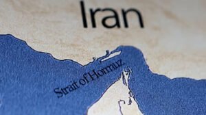 যুক্তরাষ্ট্রের অবরোধের তোয়াক্কা না করে হরমুজ প্রণালি পার হলো চীনের জাহাজ