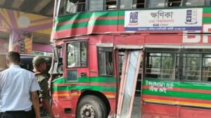 ঢাবি বাস দুর্ঘটনায় শিক্ষার্থীরা আহত, এক্সপ্রেসওয়েতে ধাক্কা