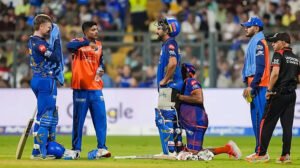 দুই ম্যাচের জন্য আইপিএল থেকে ছিটকে গেলেন রোহিত শর্মা