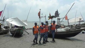 চার সমুদ্রবন্দরে ৩ নম্বর সংকেত, সারা দেশে আরও এক সপ্তাহ বৃষ্টির আভাস