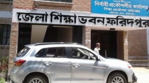 স্কুল ফিডিংয়ে কাঁচা কলা বিতরণ, শিক্ষিকা বরখাস্ত