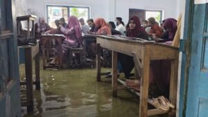 কুমিল্লা ভিক্টোরিয়া কলেজে হাঁটুপানিতে বসে অনার্স ফাইনাল পরীক্ষা