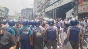 চট্টগ্রামে একীভূত পাঁচ ব্যাংকের আমানতকারীদের বিক্ষোভ