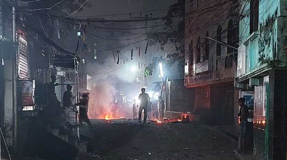 টিয়ারগ্যাস নিক্ষেপ করেও অভিযুক্তকে নিয়ে যেতে পারেনি পুলিশ