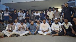 থানার সামনে অবস্থান নিলেন নাসীরুদ্দীন পাটওয়ারী