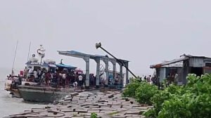 ঝড়ের কবল থেকে নিরাপদে ঘাটে পৌঁছাল সি-ট্রাক, রক্ষা পেল পাঁচ শতাধিক যাত্রী