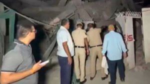 নয়াদিল্লিতে পাঁচতলা ভবন ধস, শতাধিক শিক্ষার্থী আটকা পড়ার শঙ্কা