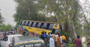 সিরাজগঞ্জে বাসচাপায় স্বামী-স্ত্রীসহ নিহত ৩