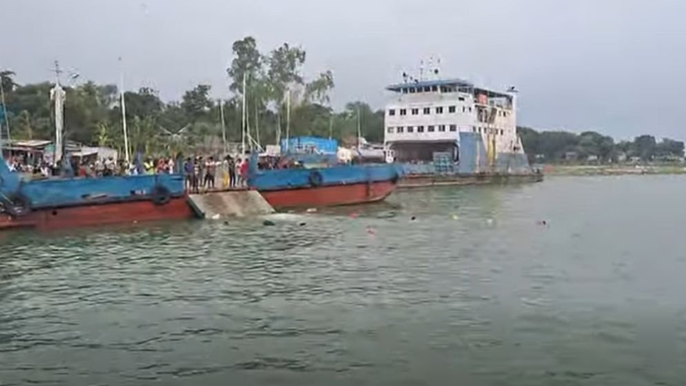 দৌলতদিয়া ঘাটে নিয়ন্ত্রণ হারিয়ে আবারও বাস পড়ল নদীতে