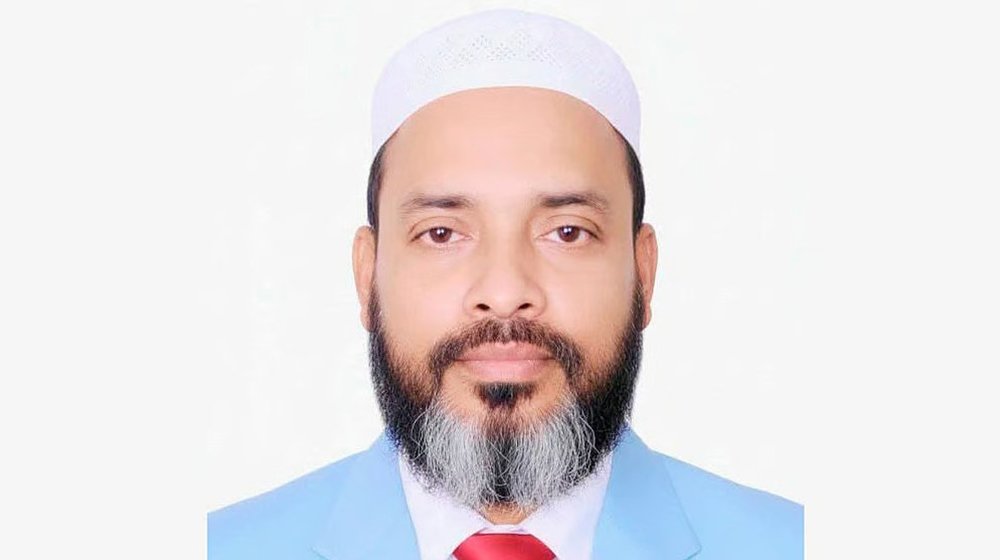 ময়মনসিংহের ঈশ্বরগঞ্জ উপজেলায় বৈষম্যবিরোধী ছাত্র আন্দোলনে নিহত এক শিক্ষার্থীর সরকারি অনুদানের টাকা দিয়ে দ্বিতীয় বিয়ে করার অভিযোগ ওঠেছে তার বাবার বিরুদ্ধে। অভিযোগ করেছেন তার প্রথম স্ত্রী মমতাজ বেগম। তবে অভিযোগ অস্বীকার করে বাবা মোহাম্মদ আব্দুল মতিন বলেছেন, নিজের সামর্থ্যেই তিনি দ্বিতীয় বিয়ে করেছেন। ছেলের অনুদানের টাকা ব্যবহার করা হয়নি।  মমতাজ বেগমের দাবি, ২৯ মে সাত লাখ টাকা কাবিন এবং সোয়া পাঁচ লাখ টাকার গহনা দিয়ে আব্দুল মতিন দ্বিতীয় বিয়ে করেন। জুলাইয়ের ‘মাস্টারমাইন্ড’ নিয়ে সংসদে পাল্টাপাল্টি বক্তব্য  তার অভিযোগ, এসব খরচ শহীদ ছেলে শেখ শাহরিয়ার বিন মতিনের জন্য পাওয়া সরকারি অনুদান থেকে ব্যয় করা হয়েছে।  মোহাম্মদ আব্দুল মতিন (৫০) উপজেলার মাইজবাগ ইউনিয়নের কুমড়াশাসন গ্রামের বাসিন্দা। তার ছেলে শেখ শাহরিয়ার বিন মতিন বৈষম্যবিরোধী ছাত্র আন্দোলনের সময় ২০২৪ সালের ১৮ জুলাই ঢাকার মিরপুর-১০ এলাকায় গুলিবিদ্ধ হন।  গুলি ডান চোখের পাশ দিয়ে ঢুকে মাথা ভেদ করে বের হয়ে যায়। চিকিৎসাধীন অবস্থায় ২০ জুলাই তার মৃত্যু হয়।  মমতাজ বেগম বলেন, ছেলের মৃত্যুর পর থেকেই আব্দুল মতিন দ্বিতীয় বিয়ে করার জন্য তাকে চাপ দিচ্ছিলেন। বংশ রক্ষার কথা বলে তিনি বারবার বিয়ের কথা তুলতেন।  তিনি অভিযোগ করেন, ছেলের মৃত্যুর পর বিভিন্ন কর্মকাণ্ড থেকে বিরত থাকতে বললেও আব্দুল মতিন তা শোনেননি। তার দাবি, দুই পরিবার চালানোর মতো আর্থিক সামর্থ্যও তার নেই।  অভিযোগের বিষয়ে আব্দুল মতিন বলেন, বংশ রক্ষার জন্য এবং মায়ের অনুরোধে তিনি দ্বিতীয় বিয়ে করেছেন। বিয়ের আগে প্রথম স্ত্রীর সম্মতিও নিয়েছিলেন বলে দাবি করেন তিনি।  তিনি বলেন, আলফা গ্রুপের মতিঝিল শাখায় দীর্ঘদিন ধরে সেলস ম্যানেজার হিসেবে কর্মরত আছেন। নিজের সামর্থ্যেই তিনি বিয়ে করেছেন।  দ্বিতীয় বিয়ের পর পারিবারিক বিরোধের বিষয়ে আব্দুল মতিন বলেন, বিষয়টি সমঝোতার মাধ্যমে মীমাংসার চেষ্টা চলছে। তবে দ্বিতীয় স্ত্রীর পরিচয় প্রকাশ করতে রাজি হননি তিনি।  বৈষম্যবিরোধী ছাত্র আন্দোলনের কেন্দ্রীয় সমন্বয়কারী আল নূর আয়াস বলেন, শাহরিয়ার বিন মতিনের বাবার দ্বিতীয় বিয়ের বিষয়টি তিনি শুনেছেন। তার ভাষ্য, তাদের একটি কন্যাসন্তান রয়েছে। চাইলে তাকে নিয়েই সংসার চালিয়ে যেতে পারতেন।