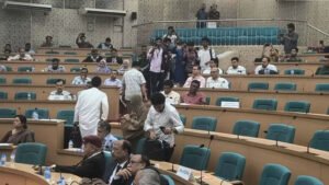 শেখ পরিবারের নামে স্থাপনার নাম পরিবর্তন বিতর্কে সিনেট অধিবেশন বর্জন