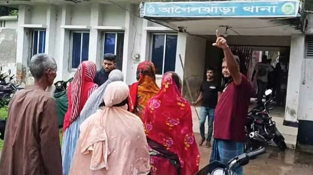 গুজবের জেরে বরিশালে থানায় হামলা, আহত পাঁচ পুলিশ সদস্য