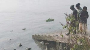 সন্তানকে নিয়ে সুগন্ধায় ঝাঁপ মায়ের, এগিয়ে এলেন স্থানীয়রা