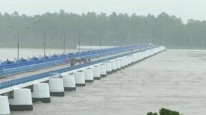 উজানের ঢল আর ভারি বৃষ্টিতে বাড়ছে তিস্তার পানি