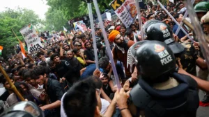 আর সংসদ অভিমুখে মিছিল করবে না ‘ককরোচ পার্টি’