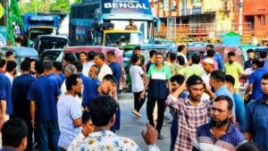 চট্টগ্রামে গ্যাস না পেয়ে সিএনজি অটোরিকশা চালকদের সড়ক অবরোধ