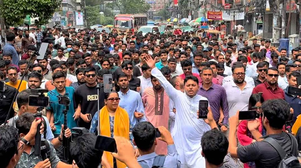 মির্জা ফখরুল আলমগীর ও রিজভীকে আহমেদকে অভিনন্দন জানিয়ে ছাত্রদলের মিছিল