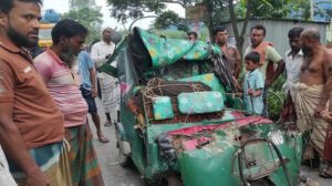 সিরাজগঞ্জে ট্রাকচাপায় অটোরিকশা দুমড়ে-মুচড়ে নিহত ২