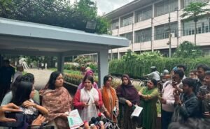ঢাকা বিশ্ববিদ্যালয়ে ছাত্রী হলের গেট বন্ধের সময় বাড়ল
