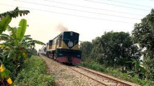 চলন্ত ট্রেনে খাবারের বগিতে নারীকে ধর্ষণের অভিযোগ
