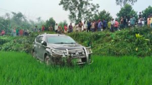 বগুড়ায় পথচারী নারীকে বাঁচাতে গিয়ে খাদে প্রতিমন্ত্রী বারীর গাড়ি