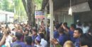 কুড়িগ্রামে সারের দাবিতে সড়ক অবরোধ, ৪ ঘণ্টা অবরুদ্ধ কৃষি কর্মকর্তা