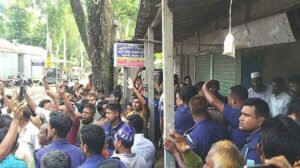 কুড়িগ্রামে সারের দাবিতে সড়ক অবরোধ, ৪ ঘণ্টা অবরুদ্ধ কৃষি কর্মকর্তা