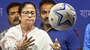 উপনির্বাচনে ‘ফুটবল খেলোয়াড়’ নিয়ে নামবেন মমতা, বিদ্রোহীদের ‘খাম’