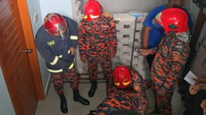 ৯৯৯-এ স্ত্রীর ফোন, ফ্ল্যাটের দরজা ভেঙে নারীসহ পুলিশ কর্মকর্তাকে নেওয়া হলো থানায়