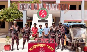 টেকনাফে অস্ত্র-গোলাবারুদসহ ৩ রোহিঙ্গা আটক