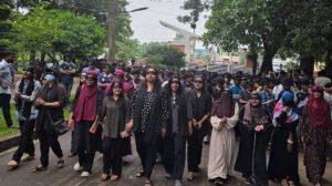 নবম দিনেও চুয়েটে শাটডাউন, চোখে কালো কাপড় বেঁধে শিক্ষার্থীদের ‘অন্ধ’ মিছিল
